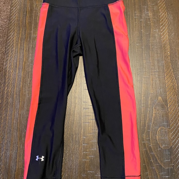 NWT Womens Under Armour Capri Length Workout Leggings Black W/ Neon Stripe small - Picture 3 of 4